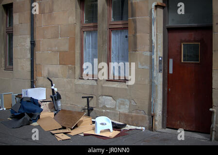 Govanhill Glasgow volare il ribaltamento di rifiuti su strada Foto Stock