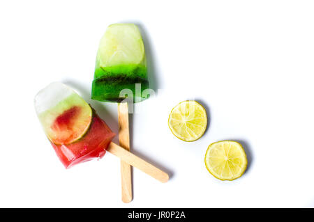 Frutto popsicles gelati isolati su sfondo bianco Foto Stock