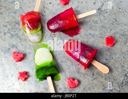 Calce e anguria fatta in casa popsicles di frutta Foto Stock