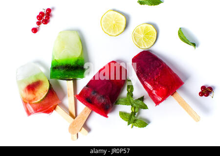 Frutto popsicles gelati isolati su sfondo bianco Foto Stock