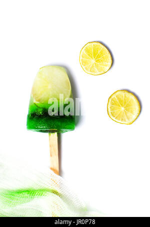 Menta e limone ghiaccioli gelati isolato su bianco Foto Stock