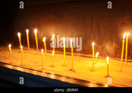 Molte candele accese con profondità di campo Foto Stock
