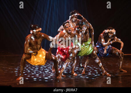 Djuki Mala Bond Creative 3-28 Agosto (Gruppo George Square Theatre) diretto da Elcho Island in remoto la outback australiano, questi aborigeni d Foto Stock