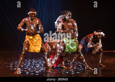 Djuki Mala Bond Creative 3-28 Agosto (Gruppo George Square Theatre) diretto da Elcho Island in remoto la outback australiano, questi aborigeni d Foto Stock