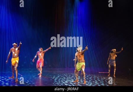 Djuki Mala Bond Creative 3-28 Agosto (Gruppo George Square Theatre) diretto da Elcho Island in remoto la outback australiano, questi aborigeni d Foto Stock