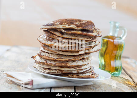 Glutten-free frittelle con marmellata e sciroppo d'acero, ingredienti, sfondo Foto Stock