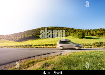 Auto sulla strada di campagna in Norvegia, Europa, Scandinavia. Auto viaggiare sulla giornata di sole. Cielo blu con nuvole n. Foto Stock