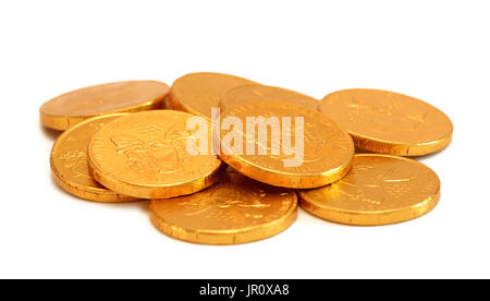 Il cioccolato monete d oro isolato su uno sfondo bianco Foto Stock