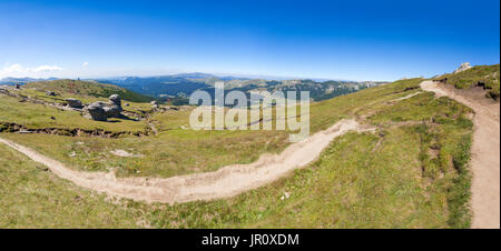 Vista panoramica del monte Bucegi in estate, parte della gamma dei Carpazi della Romania Foto Stock