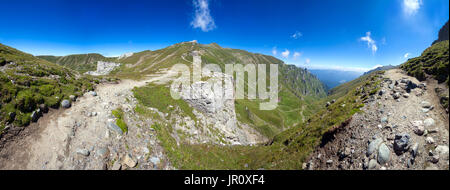 Vista panoramica del monte Bucegi in estate, parte della gamma dei Carpazi della Romania Foto Stock