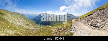 Vista panoramica del monte Bucegi in estate, parte della gamma dei Carpazi della Romania Foto Stock