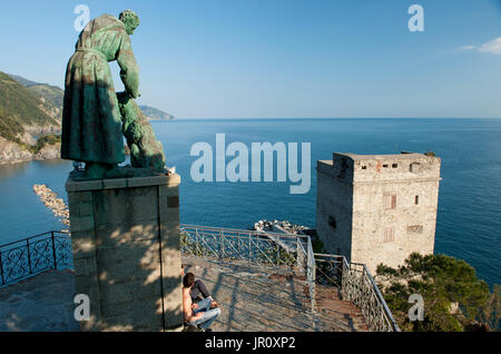 Statua di San Francesco di Assisi con il cane e vista esterna della Torre Aurora castello, Monterosso Al Mare, le Cinque Terre, Italia Foto Stock