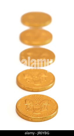 Il cioccolato monete d oro isolato su uno sfondo bianco Foto Stock