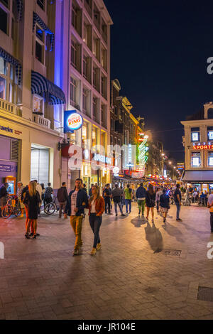 Grande vita notturna di Amsterdam - la famosa piazza Leidse - AMSTERDAM - PAESI BASSI 2017 Foto Stock