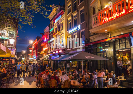 Grande vita notturna di Amsterdam - la famosa piazza Leidse - AMSTERDAM - PAESI BASSI 2017 Foto Stock