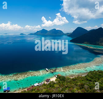 Bella vista sulla cima di Bohey dulang isola in Tun Sakaran Marine Park nelle vicinanze di Sipidan Mabul isola, uno dei top world sito di immersioni in t Foto Stock