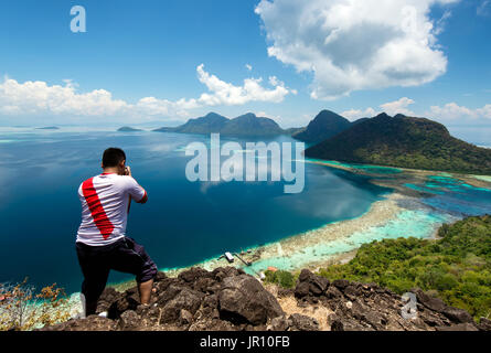 Fotografo non identificato sulla sommità del Bohey dulang isola in Tun Sakaran Marine Park nelle vicinanze di Sipidan Mabul isola, uno dei top world divin Foto Stock
