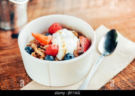 La prima colazione, farina di avena, bacche Foto Stock