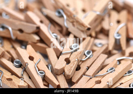 Un solido background di vestiti di legno pin Foto Stock