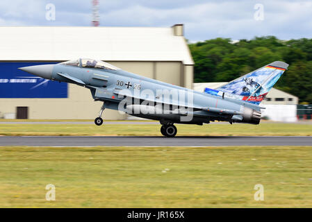 Eurofighter EF2000 Typhoon 30-26 dell'Aeronautica militare tedesca atterra a RAF Fairford. Coda speciale verniciata per l'esercizio Atlantic Tiger 2017 Foto Stock