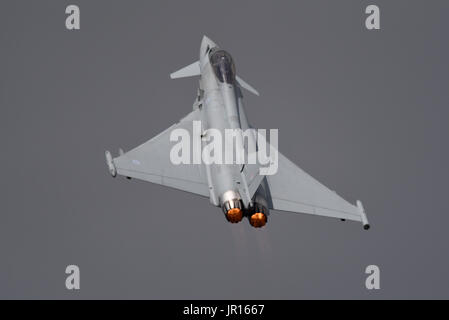 RAF Typhoon FGR4 aereo da combattimento jet ZK352 zoom che sale dopo il decollo per essere esposto al RIAT Airshow Foto Stock