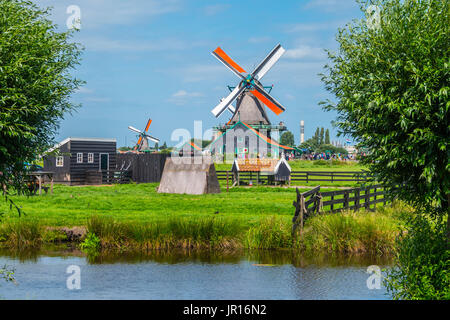 Idillica vista sul tipico mulini a vento in Olanda Foto Stock