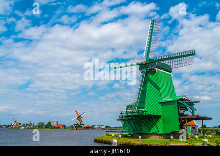 Idillica vista sul tipico mulini a vento in Olanda Foto Stock