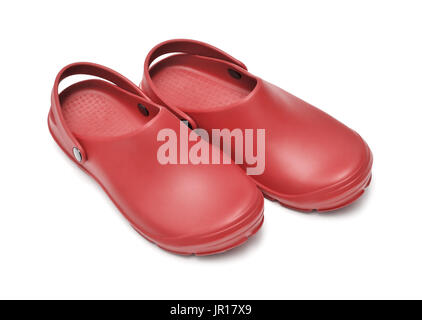 Crocs scarpe. Una coppia di zoccoli rosso isolato su sfondo bianco w/ percorso Foto Stock