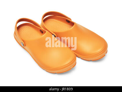 Crocs scarpe. Una coppia di zoccoli arancione isolati su sfondo bianco w/ percorso Foto Stock