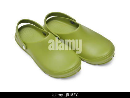 Crocs scarpe. Una coppia di verde kaki zoccoli isolati su sfondo bianco w/ percorso Foto Stock