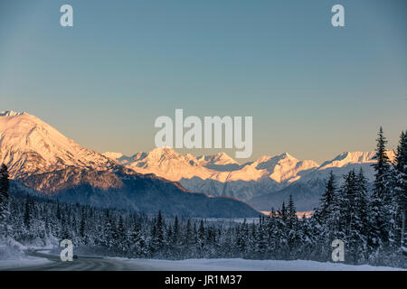 Tramonto su Chugach Mountains e braccio Turnagain In inverno, centromeridionale Alaska, STATI UNITI D'AMERICA Foto Stock