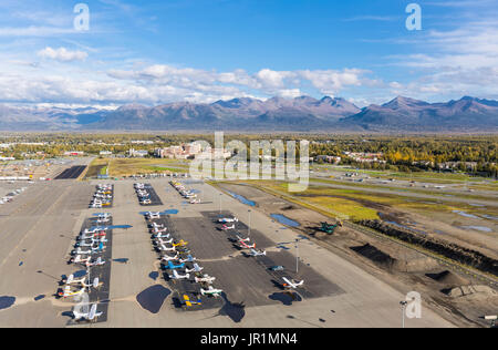 Vista che domina Merrill Field Municipal Airport e Alaska Regional Hospital con Chugach Mountains in background, Anchorage, Southcentral Ala.. Foto Stock
