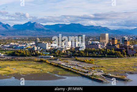 Vista aerea del centro cittadino di Anchorage, velme del Cook Inlet, e Chugach Mountains, centromeridionale Alaska, STATI UNITI D'AMERICA Foto Stock