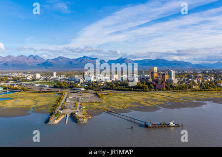 Vista aerea del centro cittadino di Anchorage, velme del Cook Inlet, e Chugach Mountains, centromeridionale Alaska, STATI UNITI D'AMERICA Foto Stock