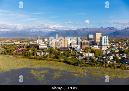 Vista aerea del centro cittadino di Anchorage e bassa marea appartamenti del Cook Inlet, centromeridionale Alaska, STATI UNITI D'AMERICA Foto Stock