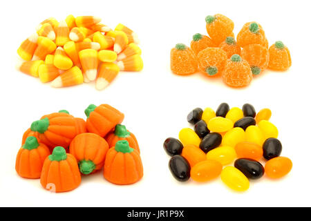 Quattro singole pile di Halloween Candy su sfondo bianco Foto Stock