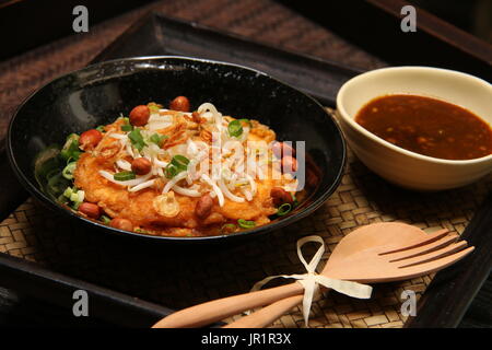 Tahu Telur, Javanese piatto vegetariano di tofu frittata con i germogli di soia, arachidi e fermentati salsa adibiti alla pesca di gamberetti Foto Stock