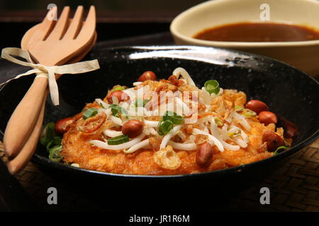 Tahu Telur, Javanese piatto vegetariano di tofu frittata con i germogli di soia, arachidi e fermentati salsa adibiti alla pesca di gamberetti Foto Stock