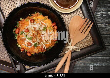 Tahu Telur, Javanese piatto vegetariano di tofu frittata con i germogli di soia, arachidi e fermentati salsa adibiti alla pesca di gamberetti Foto Stock