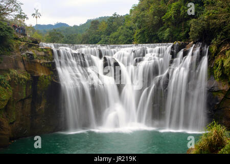 Lunga esposizione della cascata Shifen sul fiume Keelung nel quartiere Pingxi, Nuova Citta' di Taipei, Taiwan Foto Stock