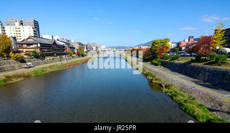 Autumn colors along the beautiful Kamo River in the city center of Kyoto, Japan Foto Stock