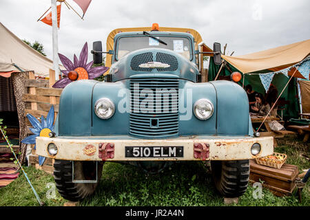 Classic Commer carrello campi verdi festival di Glastonbury Regno Unito Foto Stock