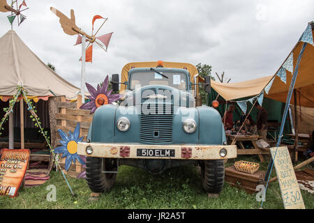 Classic Commer carrello campi verdi festival di Glastonbury Regno Unito Foto Stock