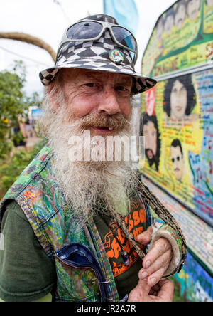 Vecchio Hippie con la barba e Hat festival di Glastonbury Regno Unito Foto Stock