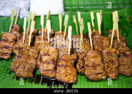 Thai grigliate di carne di maiale satay chiamato Moo Yang è un popolare street food snack. Foto Stock