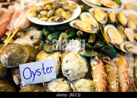 Molluschi e crostacei freschi frutti di mare a un mercato locale a Phuket, Tailandia. Foto Stock