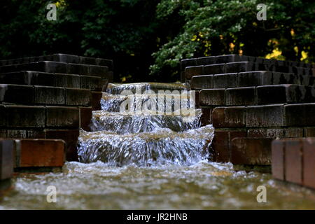 Cascate di acqua verso il basso una funzione di acqua nel Parco Serigaya in Machida, Tokyo, Giappone Foto Stock