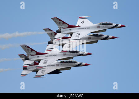 US Air Force Thunderbirds Air Demonstration Squadron esibisce aerei da combattimento a squadre in un airshow. General Dynamics F-16 Planes Foto Stock