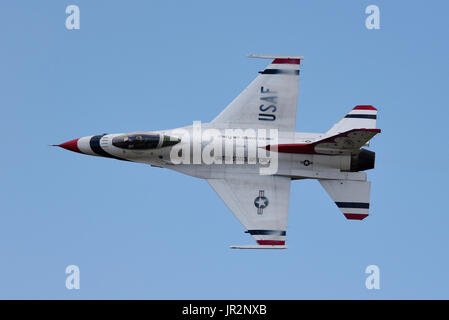 US Air Force Thunderbirds Air Demonstration Squadron esibisce un jet-plane a un airshow Foto Stock