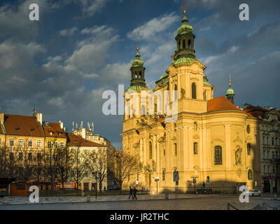 La Chiesa di San Nicola, Piazza della Città Vecchia di Praga, Repubblica Ceca Foto Stock